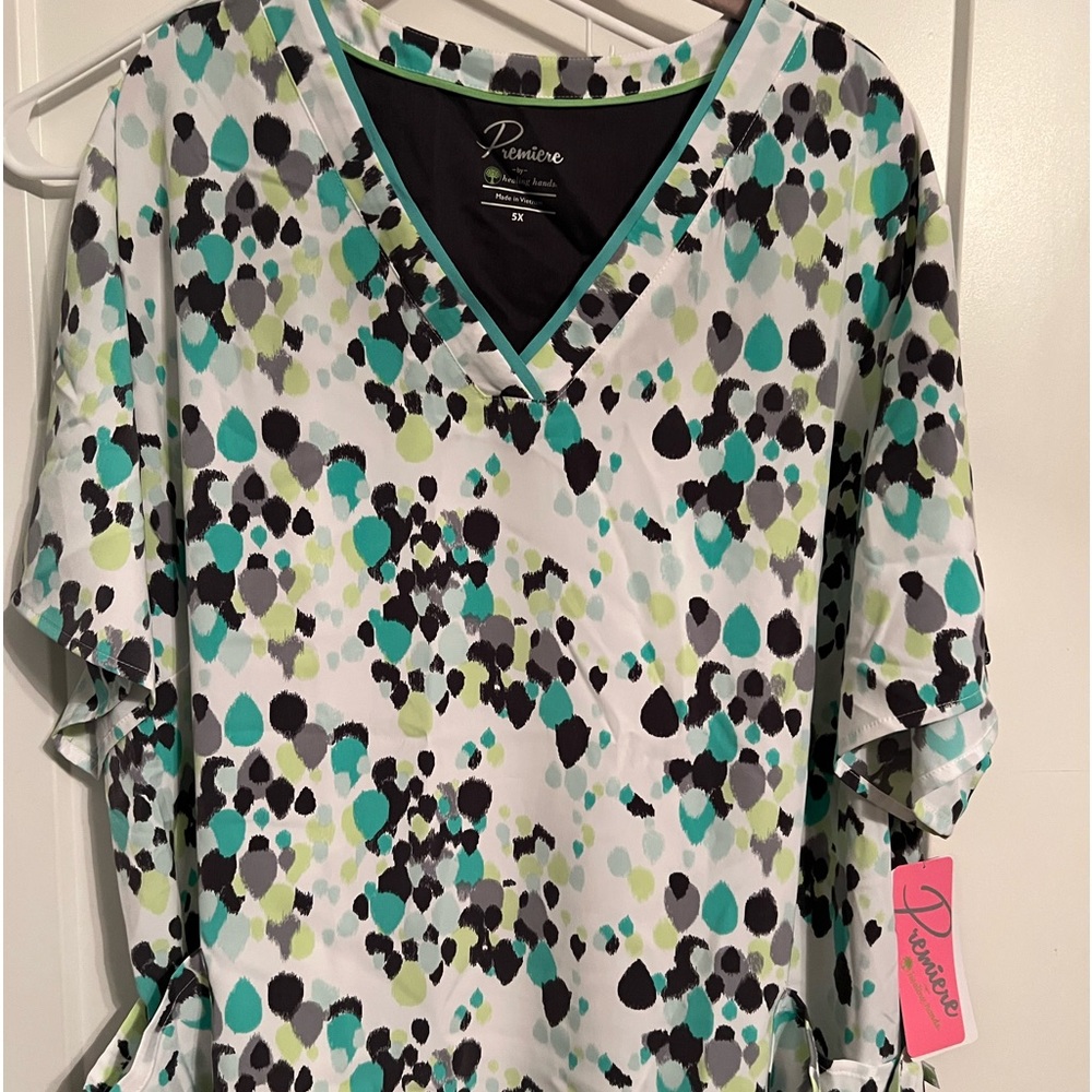 5x super cute scrub Top- with SEA foam colors - brand new, never worn!